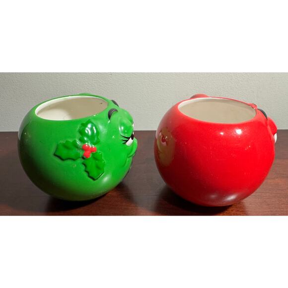 Set of 2 M&M Red & Green Mugs Cups with Holly Rounded 3" Tall Galerie Mars - Picture 2 of 8